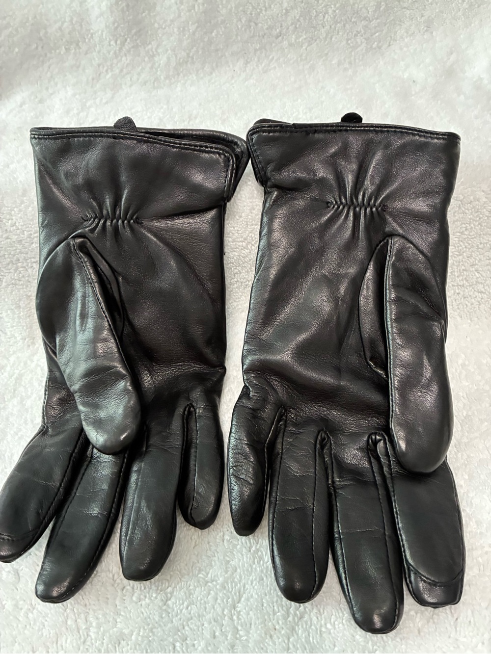ELMA quilted leather gloves are a sleek, cold-weather accessory. Thinsulate - Picture 2 of 6